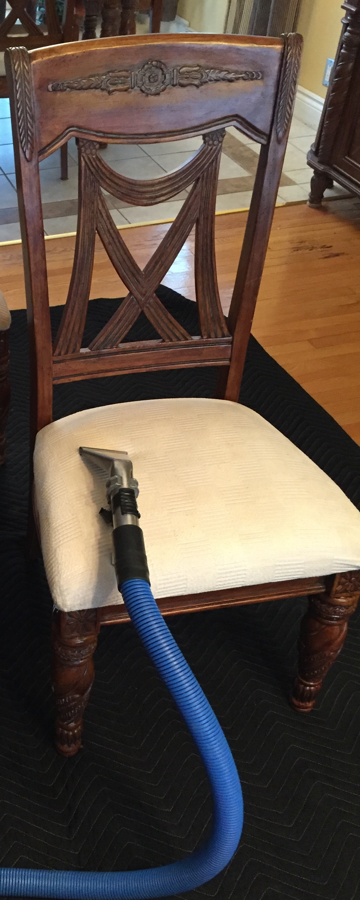 Chaises de cuisine après nettoyage